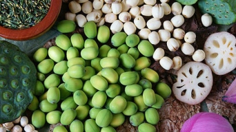 Món ăn thuốc có hạt sen bổ tỳ, dưỡng tâm.