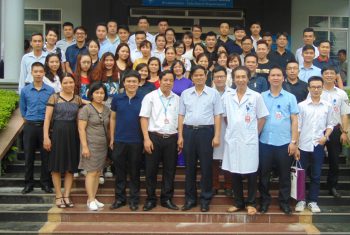 Đoàn công tác khoa Hồi sức tích cực Bạch Mai làm việc tại Bệnh viện đa khoa Hùng Vương.