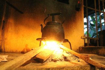 Đun nước sôi nhưng thiếu củi, làm sao để nước sôi đây?