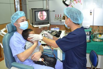 Lấy viên bi nằm trong mũi bé trai 4 tuổi.