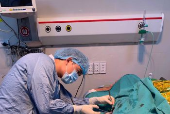 Cấp cứu bệnh nhân chấn thương nghiêm trọng lồng ngực, lóc toàn bộ da cánh tay, ngực, bụng do máy bóc gỗ.