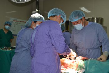 Sốc mất máu, sốc chấn thương do bị máy cắt chè văng vào đùi.