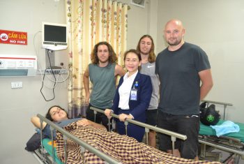 Cấp cứu nữ bệnh nhân người Mỹ bị TNGT.