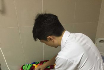 Suy kiệt cơ thể, ngực chảy mủ, lở loét sau 2 năm điều trị ung thư vú bằng thuốc nam.