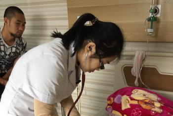 Bé trai 2 tháng tuổi nguy kịch vì bệnh ho gà.