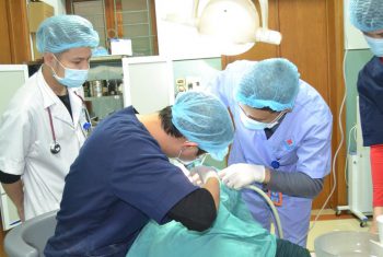 Súng tự chế bắn xuyên thủng hàm nữ bệnh nhân 49 tuổi.
