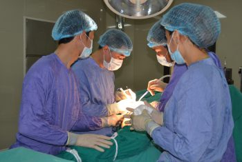 Thay khớp háng cho cụ bà 82 tuổi gãy xương đùi.