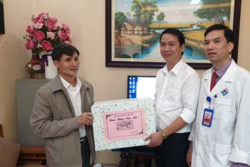 UBND huyện Đoan Hùng và Sư đoàn 316 thăm và chúc tết Bệnh viện đa khoa Hùng Vương.