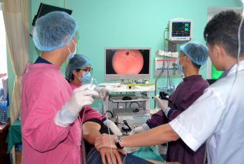 Nội soi gắp thành công dị vật là đoạn dây thép ở dạ dày cho một bệnh nhân
