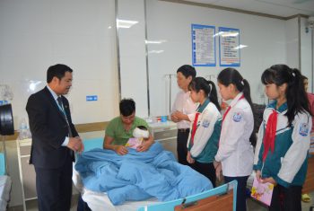 Thầy cô giáo và học sinh trường THCS Phong Phú đã đến thăm, tặng quà bệnh nhân tại Bệnh viện đa khoa Hùng Vương dịp Tết Kỷ Hợi 2019.