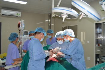 Báo động đỏ toàn viện cấp cứu bệnh nhân sốc mất máu do thai ngoài tử cung bị vỡ.