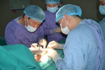 Bé trai 11 tuổi biến dạng cẳng tay sau 1 tháng đắp thuốc nam chữa gãy tay.