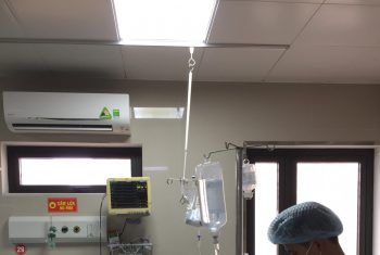 Phẫu thuật tối cấp cứu hai bệnh nhân chấn thương sọ não nặng do TNGT trong đêm 29 Tết.