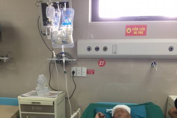 Cụ ông 91 tuổi vẫn nói chuyện bình thường trong khi đang được phẫu thuật não.