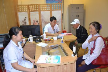 Khám bệnh miễn phí cho người cao tuổi thôn Phượng Hùng 1 xã Chí Đám