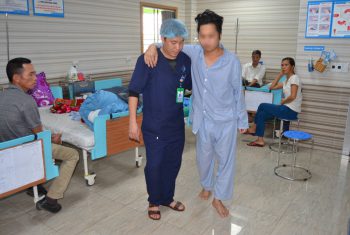 Vật lý trị liệu giúp nam bệnh nhân 24 tuổi thoát khỏi liệt chân trái sau chấn thương cột sống.