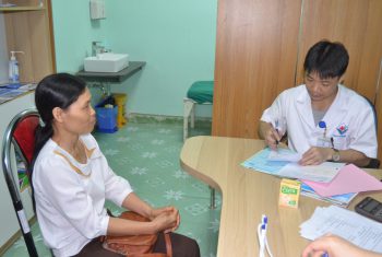 Khám sức khỏe định kỳ cho người thân nhân viên y tế Bệnh viện đa khoa Hùng Vương.