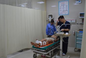 Sốc mất máu, sốc chấn thương do bị lưỡi máy cắt chè văng vào cổ chân