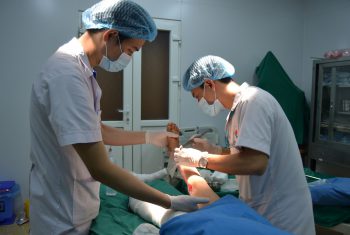 Đắp thuốc nam chữa bỏng cồn, bé trai 9 tuổi nguy cơ hoại tử hai chân.