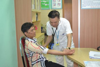 KHOẢNH KHẮC: những người không nghỉ Lễ.