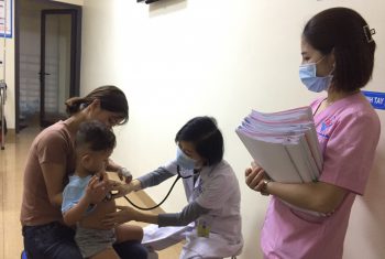 Cả nhà “nghỉ lễ” trong viện vì cúm.
