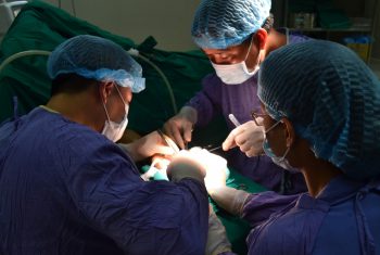 Nam bệnh nhân 28 tuổi bị máy làm mộc nghiền nát bàn tay phải.