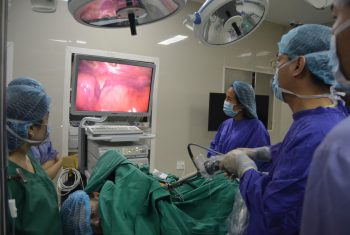 Điều trị dứt điểm bệnh tăng tiết mồ hôi tay, nách bằng phẫu thuật nội soi đốt hạch giao cảm.