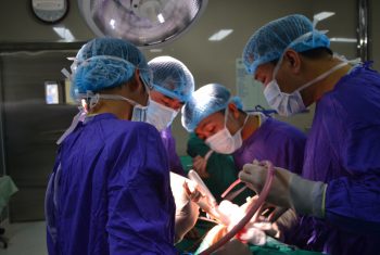 Thay khớp háng cho cụ ông 86 tuổi gãy cổ xương đùi.