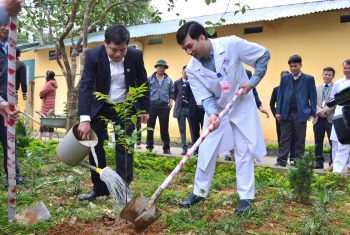 Tết trồng cây tại Bệnh viện đa khoa Hùng Vương.
