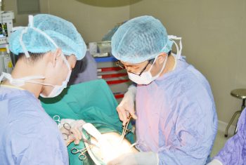 Đang chơi tại sân, cháu bé bất ngờ bị dị vật đâm thủng bụng
