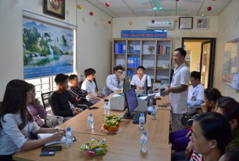 Họp hội đồng người bệnh tại khoa Ung bướu Bệnh viện đa khoa Hùng Vương.