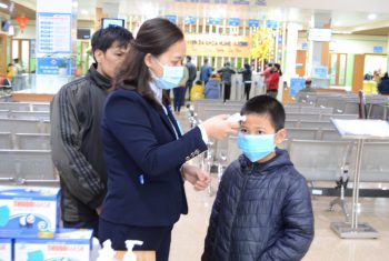 Áp dụng biện pháp kiểm tra thân nhiệt ngay từ cửa khoa Khám bệnh.