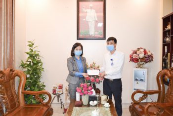 Công đoàn y tế tỉnh Phú Thọ trao số tiền 3 triệu đồng cho anh Trần Phi Long nhân viên y tế bị hành hung