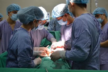 Phẫu thuật cấp cứu sản phụ sinh đôi thai IVF tiền sản giật nặng.