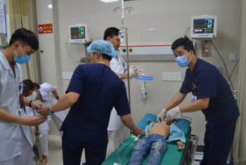 Cấp cứu thành công bệnh nhi 8 tuổi bị tôn cắt vào cổ khi đang đi xe đạp.