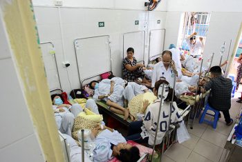 Bỏ giường bệnh dịch vụ: Xóa công tư lẫn lộn!
