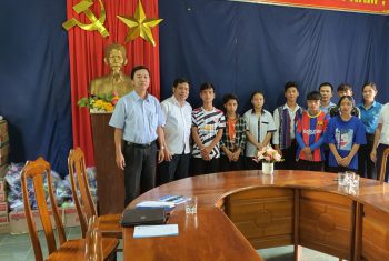 Vượt hơn 800km trao số tiền hơn 130 triệu đồng cho các em học sinh tại trường THPT huyện Nam Trà My – Quảng Nam