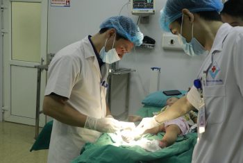 Đắp thuốc nam chữa bỏng, hai bàn chân bé trai bị nhiễm trùng nặng