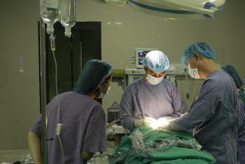 Triển khai phẫu thuật kết hợp xương hàm mặt bằng nẹp vít tự tiêu