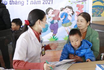 Khám và tư vấn miễn phí cho trẻ em tại trường mầm non Chí Đám: 30% trẻ bị thấp còi và không tảy giun