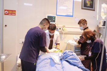 CẢNH BÁO TAI NẠN LAO ĐỘNG KINH HOÀNG : Cấp cứu thai phụ mang thai 6 tháng bị lóc toàn bộ da đầu do băng tải cát