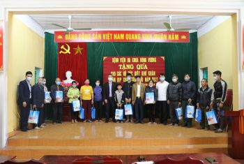 Trao 30 xuất quà cho các hộ gia đình đặc biệt khó khăn
