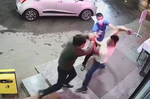 nam thanh nien hanh hung nhan vien y te vi bi nhac nho deo khau trang dspl