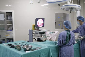 Phẫu thuật u nang buồng trứng phải cho bé gái 7 tuổi tại Khoa Phụ sản – Bệnh viện đa khoa Hùng Vương