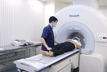 Đau lưng, yếu hai chân: Cảnh báo khối u trong ống sống
