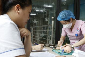 Sát hạch tay nghề điều dưỡng, kỹ thuật viện, hộ sinh tại Hệ thống Y tế Hùng Vương bằng hình thức thi chạy trạm.