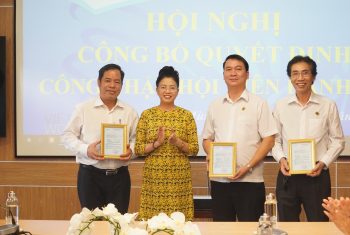 Trao quyết định công nhận hội viên danh dự của Hội Liên hiệp Phụ nữ Việt Nam tại Bệnh viện đa khoa Hùng Vương