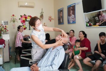 CHƯƠNG TRÌNH CẮT TÓC MIỄN PHÍ CHO BỆNH NHÂN: “CHO ĐI LÀ CÒN MÃI, TRAO YÊU THƯƠNG NHẬN LẠI NỤ CƯỜI”