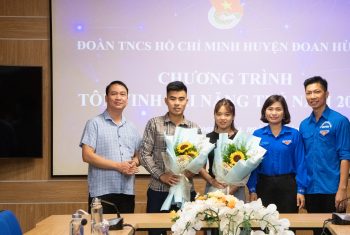 Huyện đoàn Đoan Hùng tặng hoa tôn vinh tài năng trẻ năm 2023 tại Bệnh viện đa khoa Hùng Vương