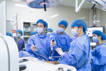 10 tiếng phẫu thuật nội soi ung thư thực quản dưới sự hướng dẫn của Giáo sư đầu ngành Nhật Bản
